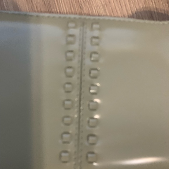 Beautiful GUESS handbag. 8 x 4.5” - Picture 3 of 3